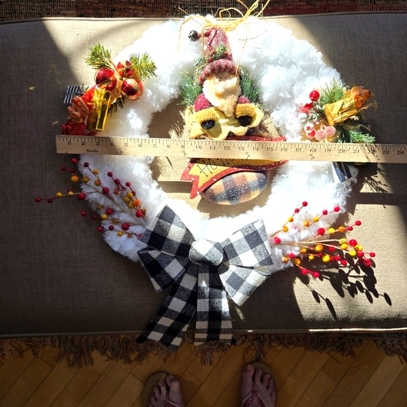 Handmade Fluffy Swifter 22" Christmas Wreath with Santa and Elves - Picture 9 of 10